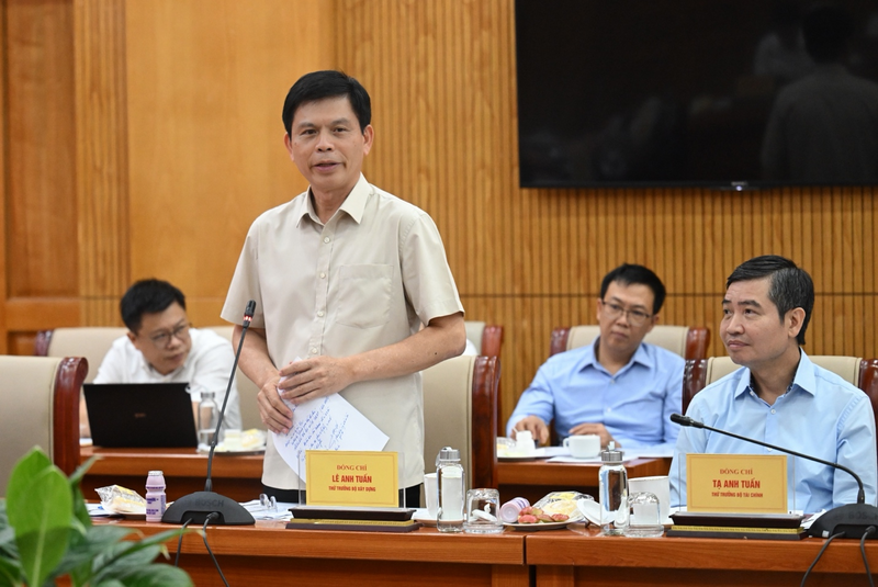 Đồng chí Lê Anh Tuấn, Thứ trưởng Bộ Xây dựng cho biết: Việc phát triển kinh tế biển đòi hỏi phải xây dựng một khung hạ tầng chiến lược tốt để tối đa hóa tiềm năng. Bộ Xây dựng đã triển khai các quy hoạch chuyên ngành, bảo đảm tính đồng bộ, thống nhất, trong đó có quy hoạch cảng biển. Ảnh: Nguyên Khánh