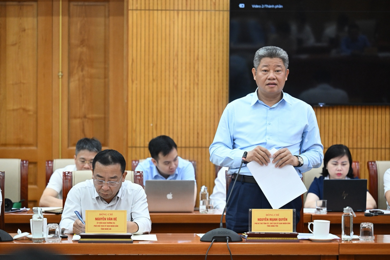 Đồng chí Nguyễn Mạnh Quyền, Phó Bí thư Tỉnh uỷ, Chủ tịch UBND tỉnh Hưng Yên phát biểu tại hội nghị. Ảnh: Nguyên Khánh