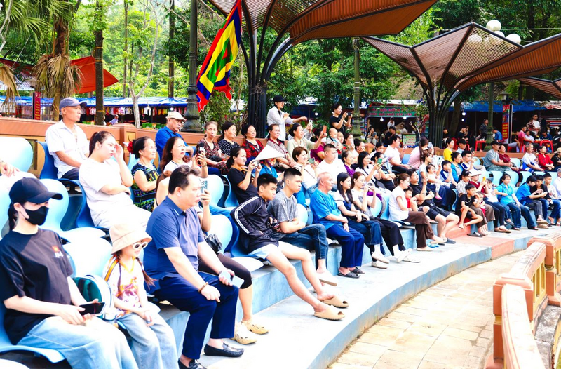 Trong khuôn khổ Lễ hội Đền Hùng, chương trình biểu diễn múa rối nước thu hút đông đảo người dân và du khách. Ảnh: Thu Hương