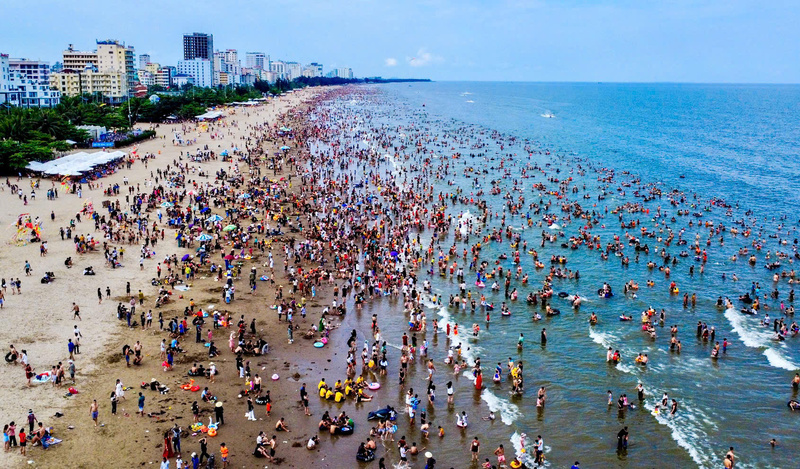 Du lịch biển Sầm Sơn ngày càng thu hút du khách, đặc biệt là những tháng mùa hè. Ảnh: Ngô Nhung