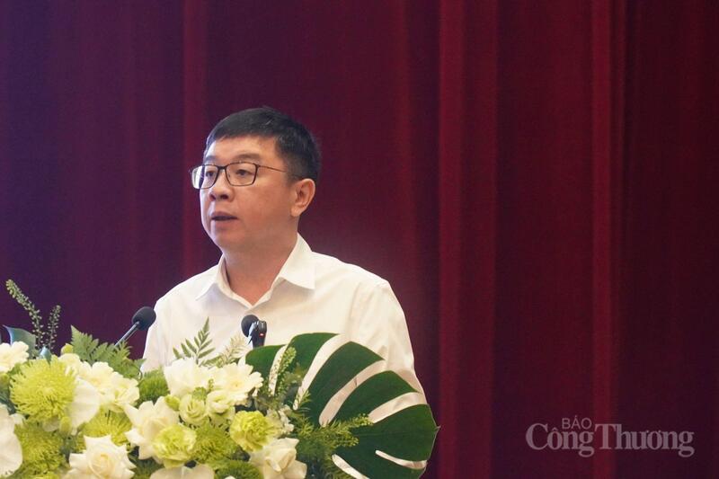 Ông Phạm Lê Phú - Phó Tổng giám đốc EVN phát biểu tại hội nghị