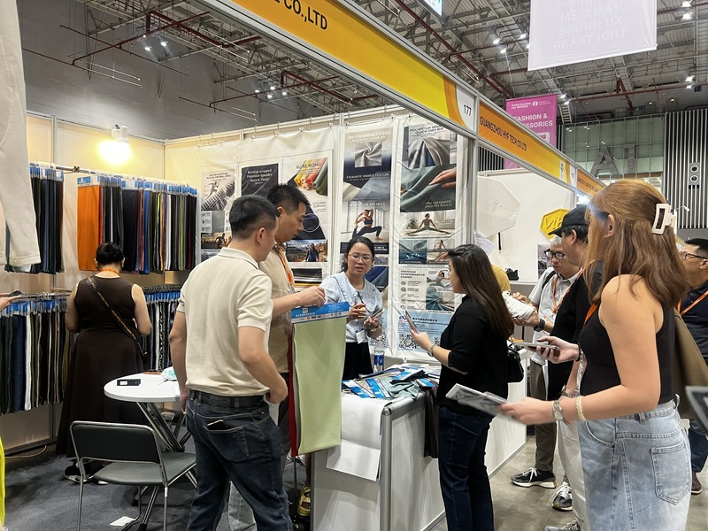 Gian hàng trưng bày mẫu sản phẩm dệt may tại triển lãm Global Sourcing Fair Việt Nam 2026. Ảnh Phương Hoa