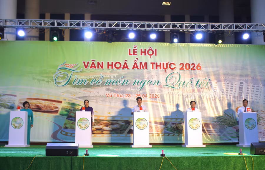 Các đại biểu thực hiện nghi thức khai mạc. Ảnh: Đinh Chiến