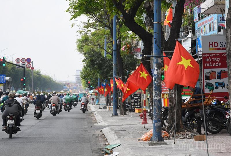 Cờ đỏ sao vàng được treo khắp nơi trên các nẻo đường của TP. Hồ Chí Minh tạo nên một không khí đầy trang trọng, vui tươi. Ảnh: Thanh Minh.