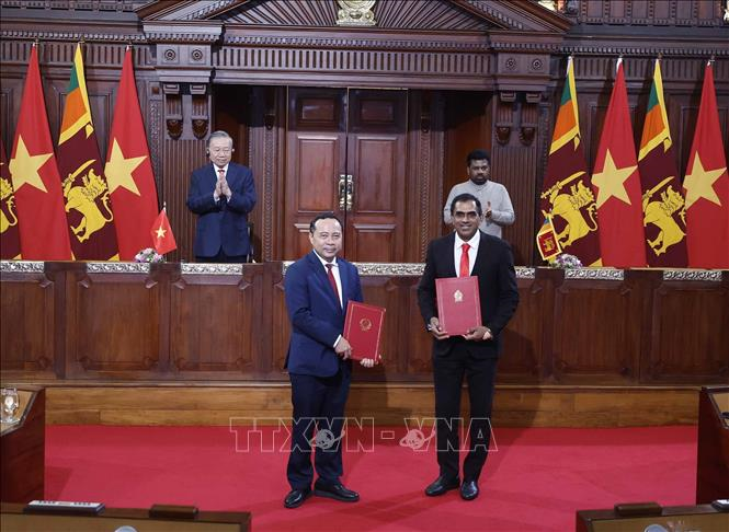 Tổng Bí thư, Chủ tịch nước Tô Lâm và Tổng thống Anura Kumara Dissanayake chứng kiến lễ trao các văn kiện hợp tác giữa 2 nước. Ảnh: Thống Nhất/TTXVN