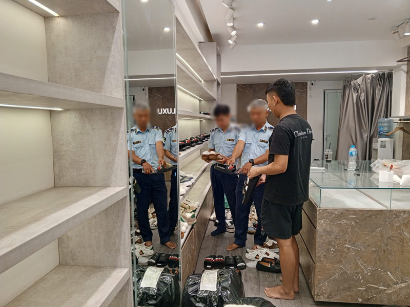 Lực lượng chức năng kiểm tra cơ sở kinh doanh PHAM LUXU tại phố Tây Sơn, phường Kim Liên, Thành phố Hà Nội. Ảnh: Cục Quản lý và Phát triển thị trường trong nước