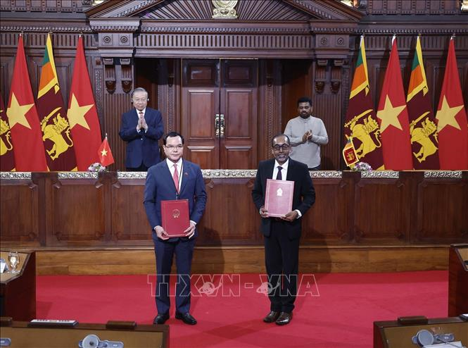 Tổng Bí thư, Chủ tịch nước Tô Lâm và Tổng thống Anura Kumara Dissanayake chứng kiến lễ trao các văn kiện hợp tác giữa 2 nước. Ảnh: Thống Nhất/TTXVN