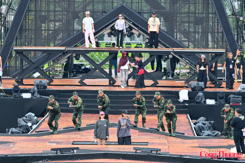 Không chỉ có phần trình diễn quân sự, concert còn quy tụ dàn nghệ sĩ đông đảo với nhiều gương mặt được giới trẻ yêu thích. Tuy nhiên, điều khiến chương trình năm nay khác biệt nằm ở việc đưa hình ảnh người lính và khí tài quân đội bước ra sân khấu đại chúng theo cách gần gũi, hiện đại hơn.