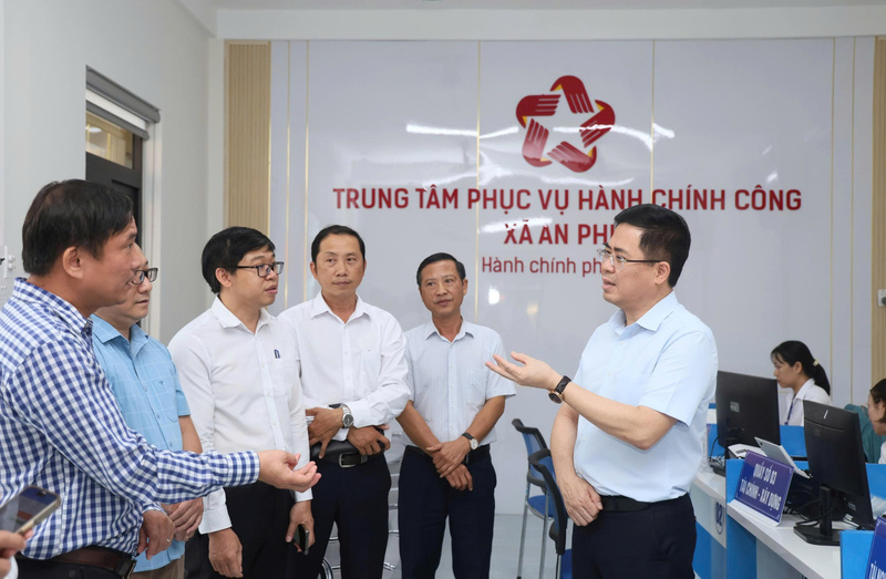 Chủ tịch UBND tỉnh Quảng Ngãi Nguyễn Hoàng Giang đi kiểm tra công tác phục vụ hành chính công ở các xã. Ảnh: Nguyễn Dương