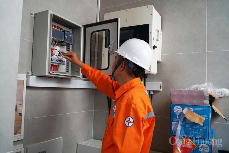 Cán bộ Công ty Điện lực Đắk Lắk kiểm tra hệ thống điện của người dân trước mùa khô 2026. Ảnh: Vũ Long