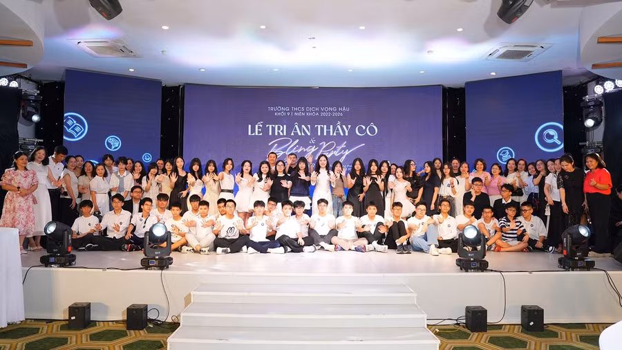 Phụ huynh, học sinh cùng lưu giữ những khoảnh khắc bên thầy cô. 02.jpg