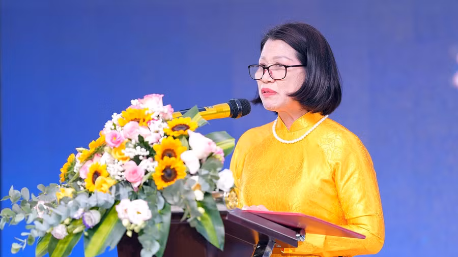 Nhà giáo Nguyễn Thị Loan dặn dò các em học sinh. 03.jpg