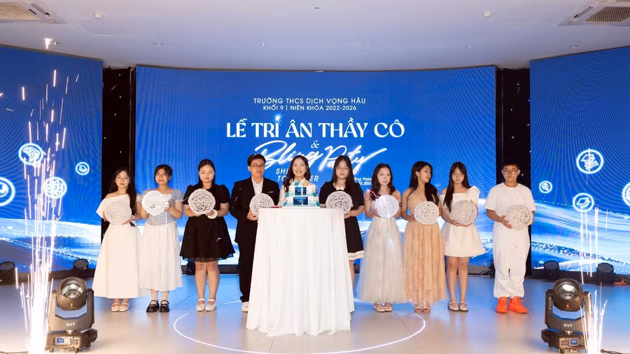 Cô giáo Diễm My, Bí thư Đoàn trường, chủ nhiệm lớp 9A5 mừng sinh nhật tuổi 15 của các bạn học sinh. 12.jpg
