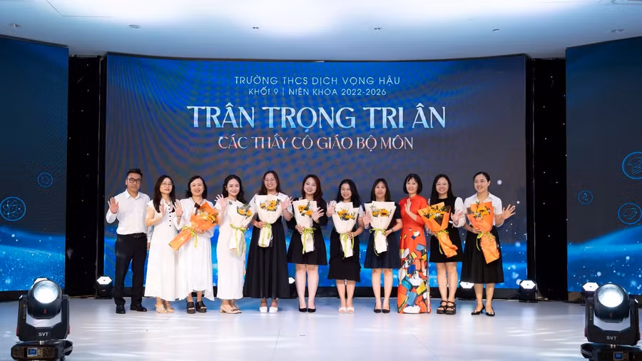 Ban phụ huynh các lớp tri ân các thầy cô giáo viên bộ môn. 08.jpg