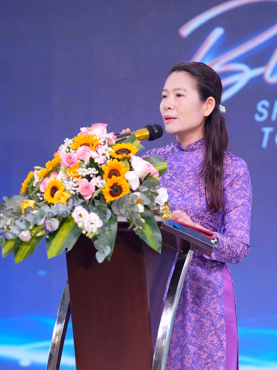 Cô giáo Trương Hường thay mặt các GVCN dặn dò các bạn học sinh 05.jpg