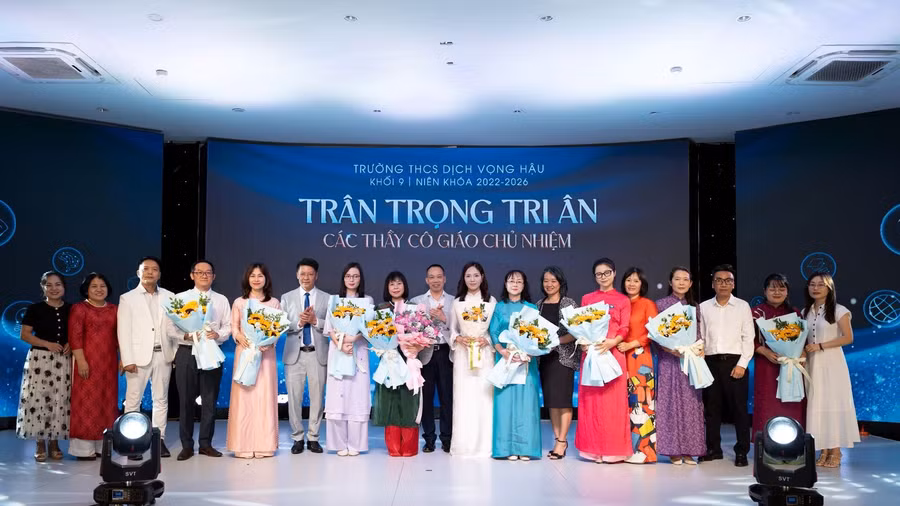 Ban phụ huynh các lớp tri ân các thầy cô chủ nhiệm. 04.jpg
