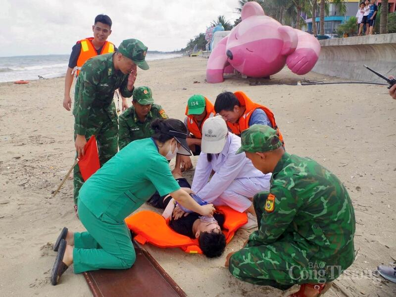 Đặc biệt, nội dung sơ cấp cứu ban đầu cho nạn nhân bị đuối nước cũng được chú trọng trong quá trình tập luyện. Các nhân viên y tế thực hiện thao tác ép tim ngoài lồng ngực, hô hấp nhân tạo, xử lý chấn thương và hướng dẫn kỹ năng sơ cứu cơ bản cho lực lượng tham gia. Đây được xem là yếu tố quan trọng nhằm nâng cao khả năng cứu sống nạn nhân trong “thời gian vàng” sau tai nạn. Ảnh: Quốc Anh
