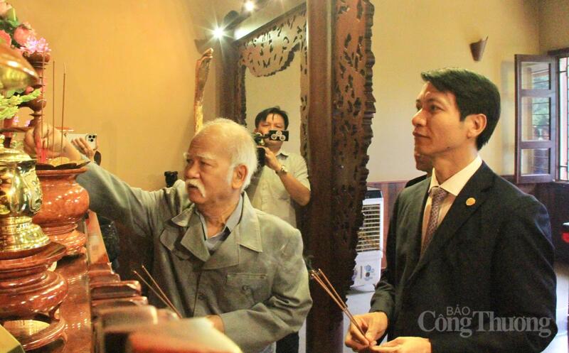 Các nguyên lãnh đạo, lãnh đạo địa phương thắp hương tại nơi thờ Bác Hồ trong khuôn viên quảng trường Đại Đoàn Kết. Ảnh: Hiền Mai