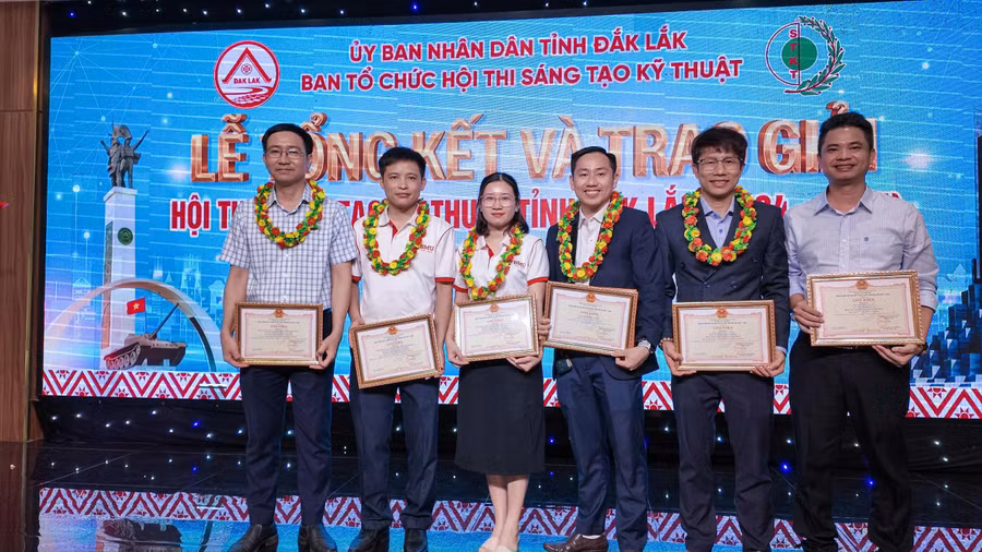 Đại diện nhóm tác giả BMU nhận giải tại Lễ Tổng kết và trao giải Hội thi. (Ảnh: TT). a2-tao.jpg