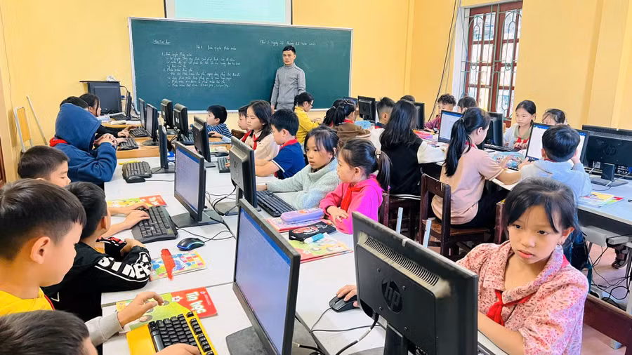 Giờ học môn Tin học ở Trường TH&THCS Mường Lát. 111.jpg