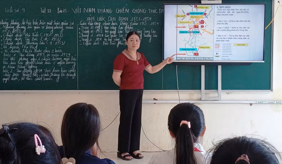 Cô giáo Tống Thị Phượng, Trường THCS Tam Thanh, (Thanh Hóa) giảng bài bằng màn hình tivi cho học sinh. 52cca2c948eec9b090ff.jpg