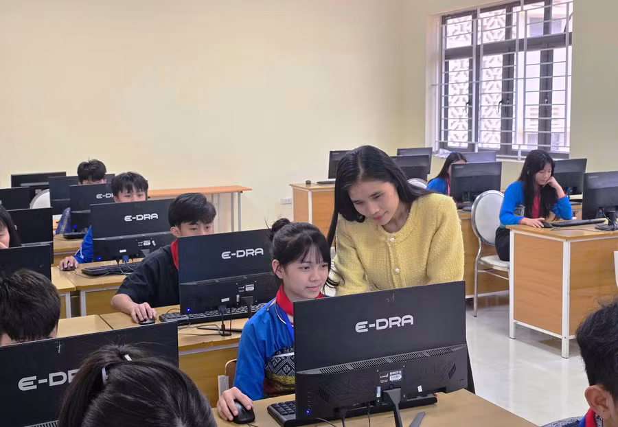Học sinh Trường PTDTNT-THCS Quan Sơn trong lớp Tin học. nghi-quyet-71-2.jpg