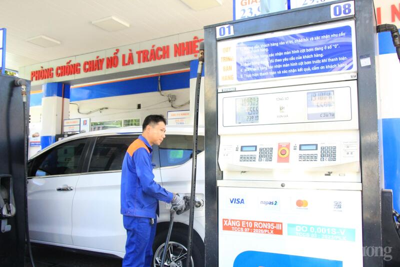 Việc triển khai xăng E10 không đơn thuần là thay đổi một loại nhiên liệu mà còn thể hiện quyết tâm chuyển đổi sang mô hình tăng trưởng xanh, kinh tế xanh và tiêu dùng bền vững. Ảnh: Hiền Mai
