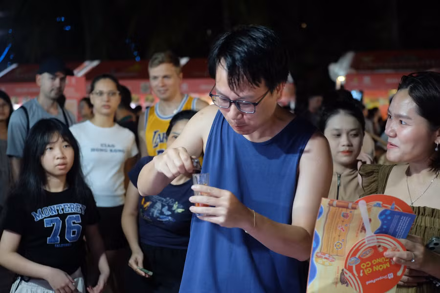 Trải nghiệm món mực nhảy tại lễ hội. dscf0965.jpg