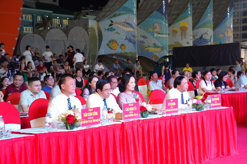 Lãnh đạo Uỷ ban MTTQ tỉnh, Sở Công Thương, Sở Nông nghiệp và Môi trường, Sở Văn hoá, Thể thao và Du lịch, Liên minh Hợp tác xã, UBND phường Cửa Lò cùng các cơ quan, đơn vị, doanh nghiệp và đông đảo người dân tham dự lễ khai mạc .
