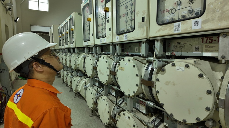 Lực lượng vận hành TBA 220kV Thành Công liên tục kiểm tra thiết bị, ngăn ngừa nguy cơ sự cố. Ảnh: PTC1