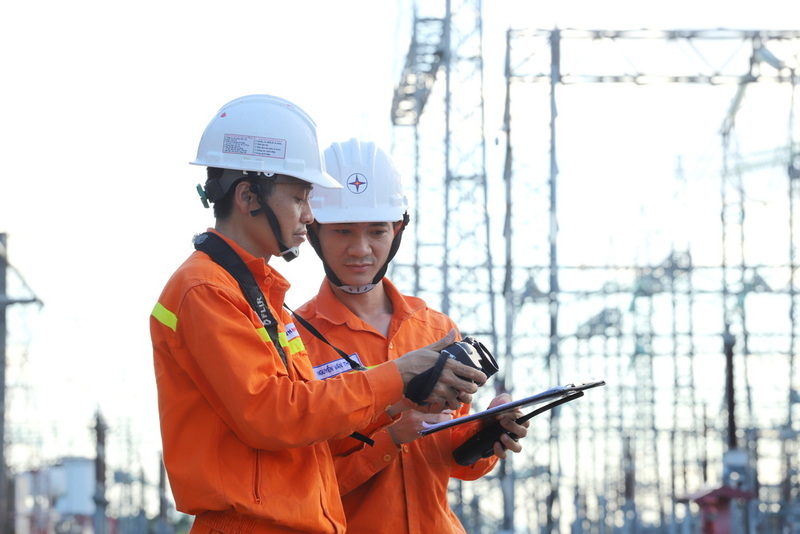 Lực lượng quản lý vận hành TBA 500kV Thường Tín liên tục kiểm tra, soi phát nhiệt các thiết bị ngoài sân phân phối. Ảnh: PTC1