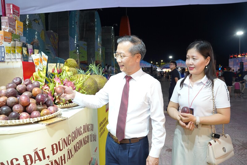 Không khí tham quan, mua sắm nhộn nhịp.
