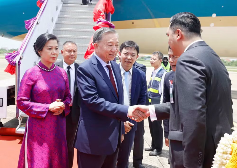 Các quan chức tỉnh Udon Thani đón Tổng Bí thư, Chủ tịch nước Tô Lâm và Phu nhân tại sân bay quốc tế Udon Thani. (Ảnh: TTXVN)