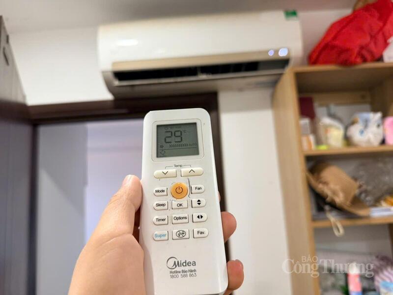 Chuyên gia khuyến nghị nên sử dụng điều hòa kết hợp quạt gió nhẹ.
