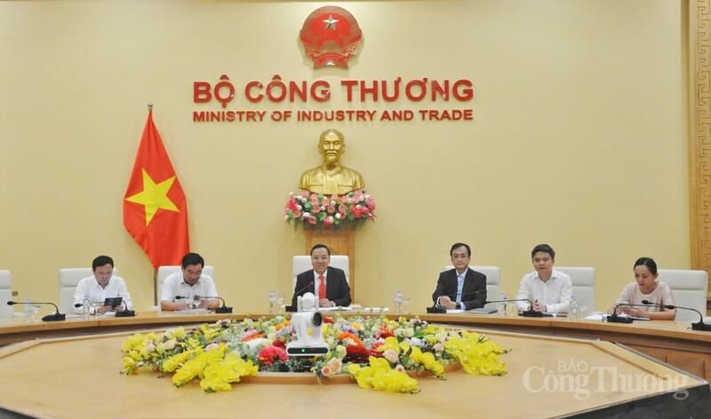 Thứ trưởng Bộ Công Thương Nguyễn Hoàng Long làm việc với Tập đoàn NOVATEK - Ảnh: Nguyên Thảo