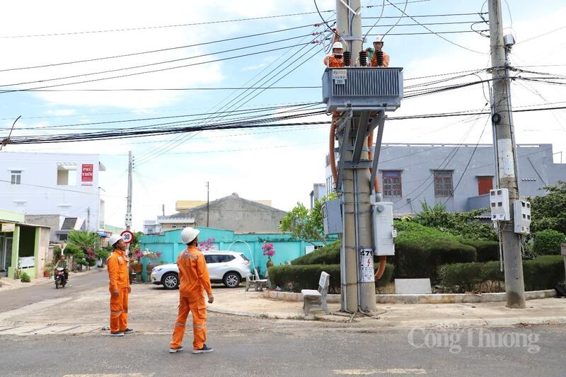 Công nhân Điện lực Phú Quý kiểm tra lưới điện cho khách hàng. Ảnh: Thiên Phương