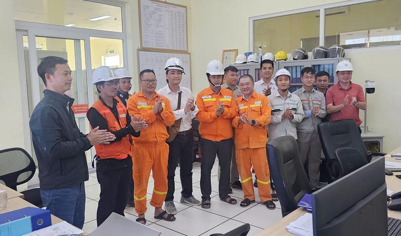 Các đơn vị liên quan chứng kiến thời khắc đóng điện dự án