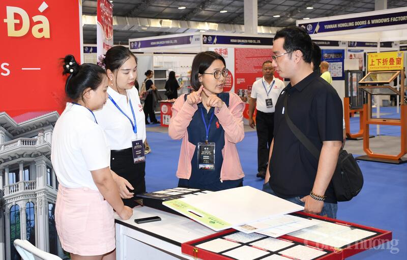Danh nghiệp Việt Nam giới thiệu sản phẩm với khách hàng tại VIIEF 2026.