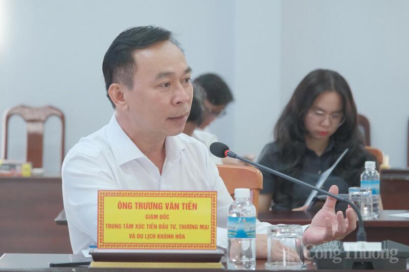 Ông Trương Văn Tiến, Giám đốc Trung tâm Xúc tiến đầu tư, thương mại và du lịch tỉnh Khánh Hòa trao đổi với các doanh nghiệp trong phiên thảo luận. Ảnh: Duy Tín