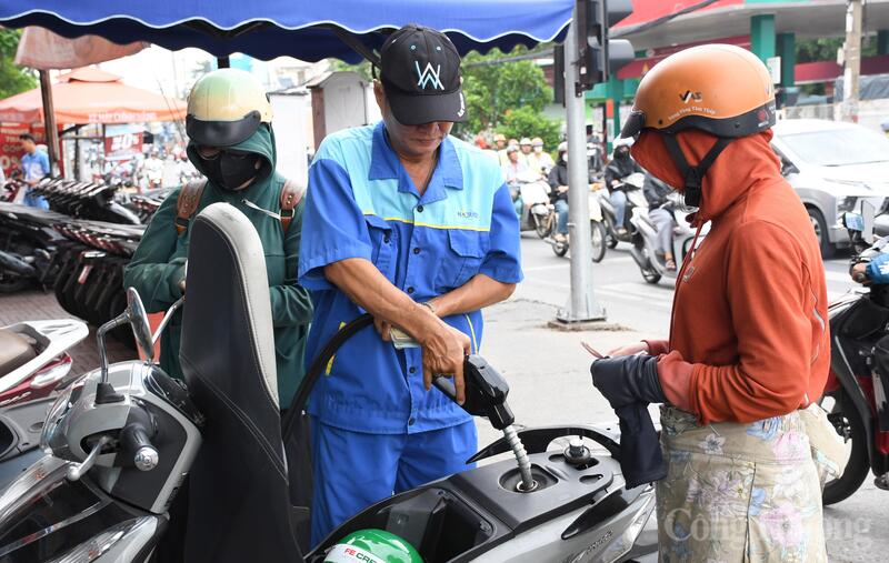 Người dân đổ xăng E10 tại một cửa hàng xăng dầu Trung Mỹ Tây trên đường Tô Ký, xã Bà Điểm trong ngày đầu triển khai đồng loạt trên cả nước. Ảnh: Thanh Minh.