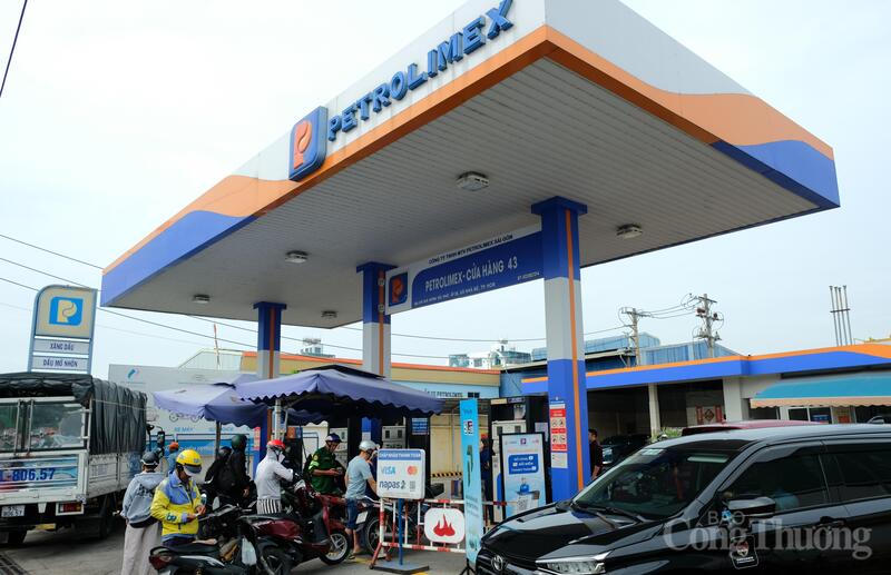 Người dân đổ xăng E10 tại một cửa hàng xăng dầu Petrolimex trên đường Huỳnh Tấn Phát, xã Nhà Bè trong ngày đầu triển khai đồng loạt trên cả nước. Ảnh: Thanh Minh.