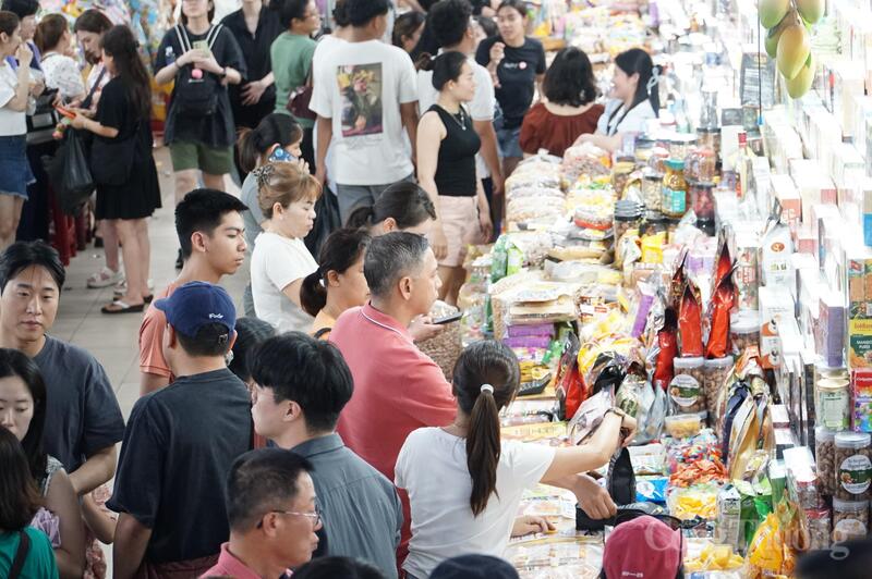 Mua bán tấp nập tại chợ Hàn
