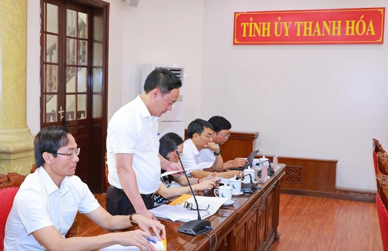 Giám đốc Sở Nội vụ Lê Ngọc Hợp trình bày Phương án tổng thể sắp xếp thôn, tổ dân phố trên địa bàn tỉnh. Ảnh: Minh Hiếu