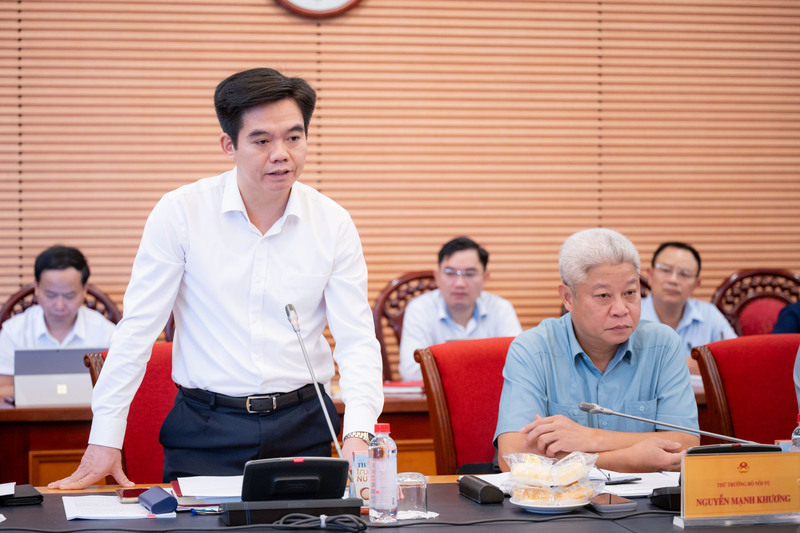 Cục trưởng Cục Tiền lương và Bảo hiểm xã hội, Bộ Nội vụ Phạm Trường Giang báo cáo tiến độ và nội dung lớn của dự án Luật sửa đổi, bổ sung một số điều của Luật Bảo hiểm xã hội. Ảnh: Quochoi.vn