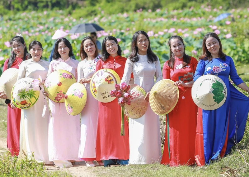 Trà Lý đón hàng trăm lượt du khách đến tham quan, chụp ảnh và trải nghiệm mỗi ngày. Ảnh: Nhất Tư