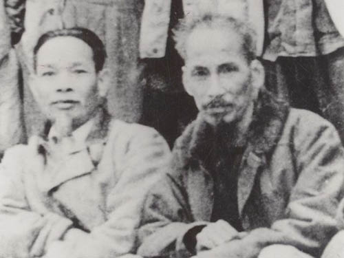 Chủ tịch Hồ Chí Minh (bên phải) và đồng chí Hồ Tùng Mậu. Ảnh tư liệu