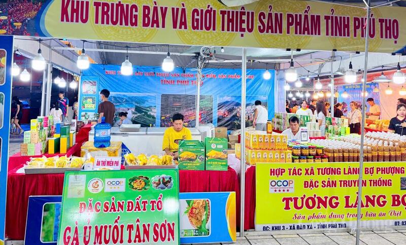 Các sản phẩm OCOP đặc sản của tỉnh Phú Thọ được trưng bày tại Hội chợ.