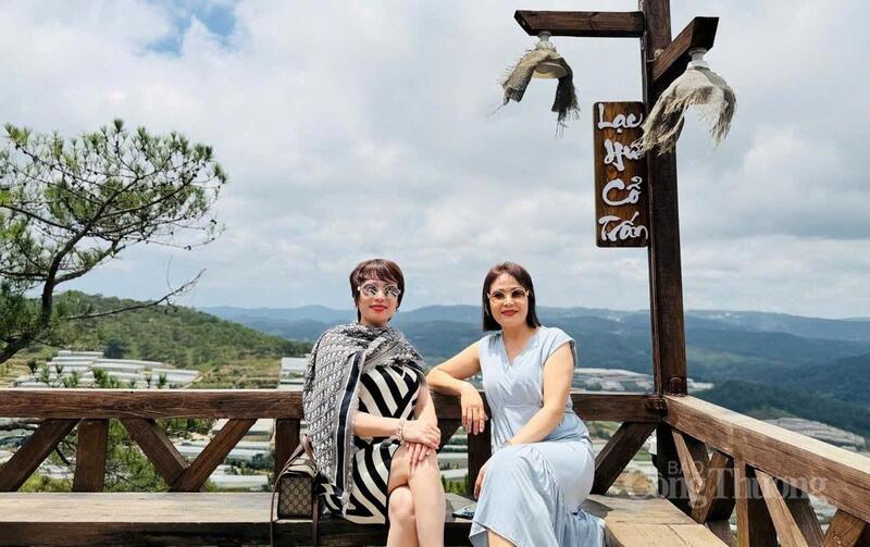 Khách du lịch check-in tại một điểm du lịch trên địa bàn phường Xuân Trường - Đà Lạt. Ảnh: Lê Sơn