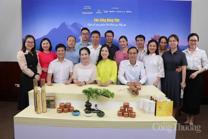 Lãnh đạo Sở Công Thương Hà Tĩnh cùng đại diện doanh nghiệp tại phiên livestream trong khuôn khổ  chương trình Sức sống Hàng Việt số 5. Ảnh: Sở Công Thương Hà Tĩnh
