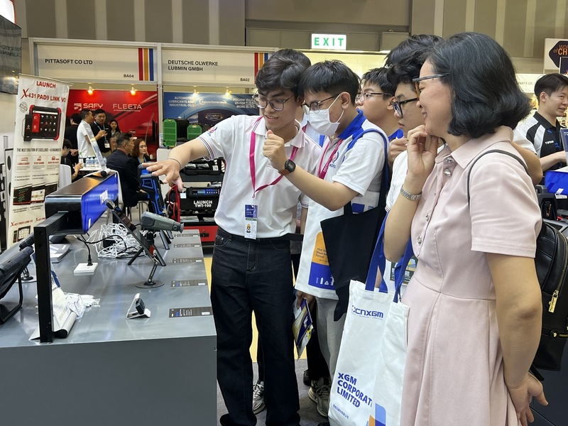 Khách tham quan gian hàng trưng bày công nghệ tại triển lãm Automechanika 2026. Ảnh Phương Hoa.
